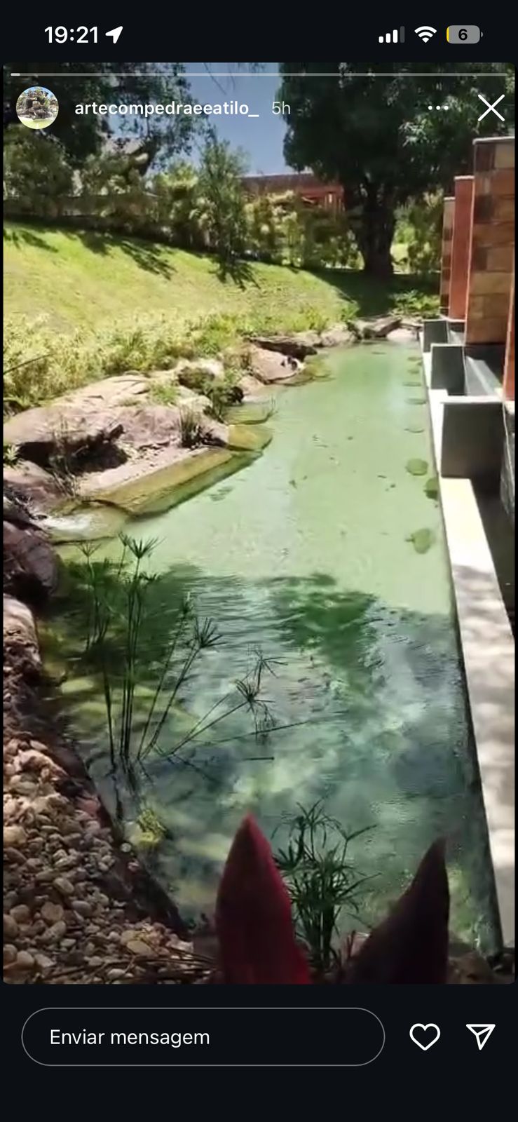 Lago ornamental com iluminação noturna