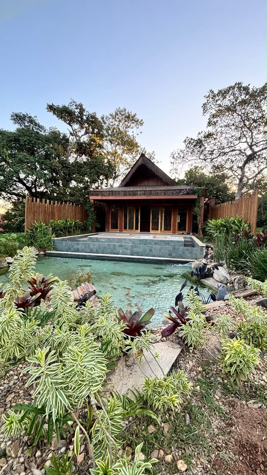 Lago ornamental com iluminação noturna e pedras
